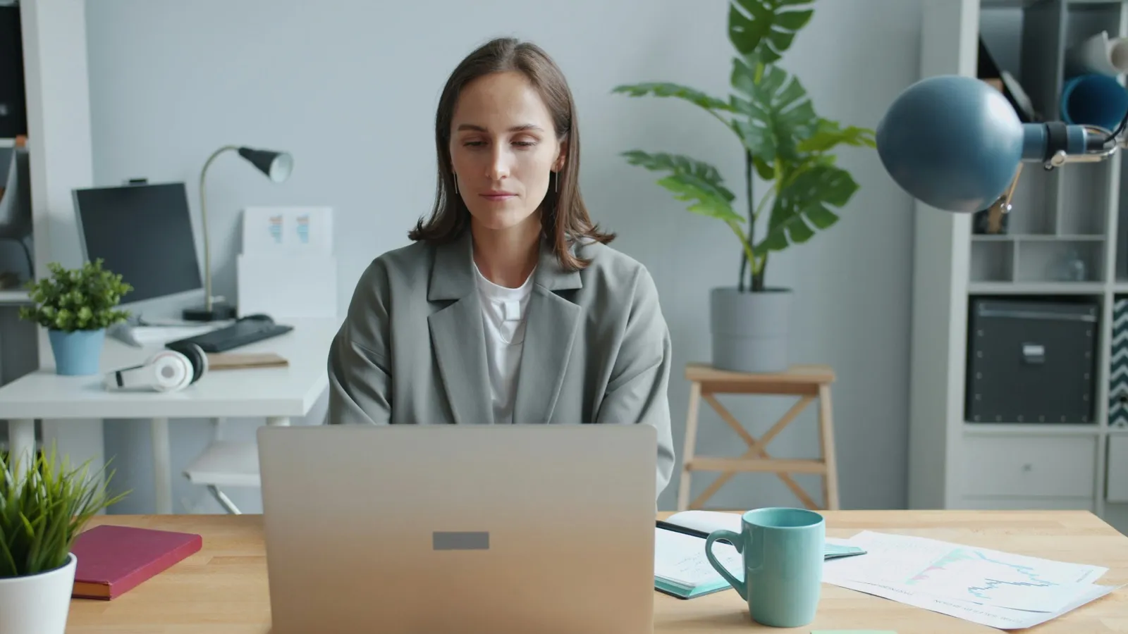 Nachfolgerin arbeitet am Laptop im modernen Büro